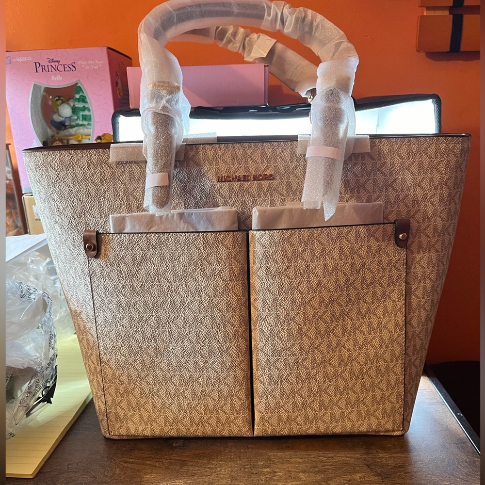 Micheal Kors tote bag. Brand new with tags.